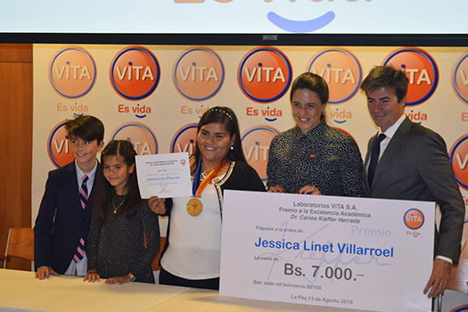 6. La ganadora junto a Carol Kieffer y su familia